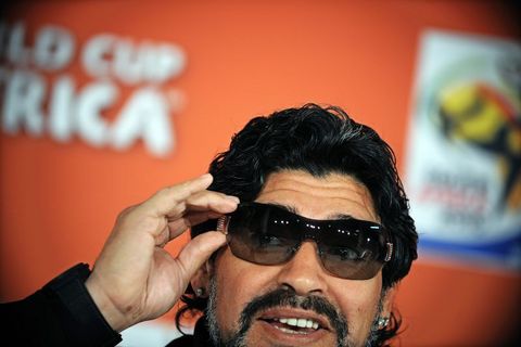 31 Ekim 1993 : Ulusal Takım'a geri dönerek 1994 ABD Dünya Kupası eleme maçında Sydney'de Avustralya'ya karşı mükemmel oynadı ve attığı gol ile takımının finallere katılmasını sağladı. -