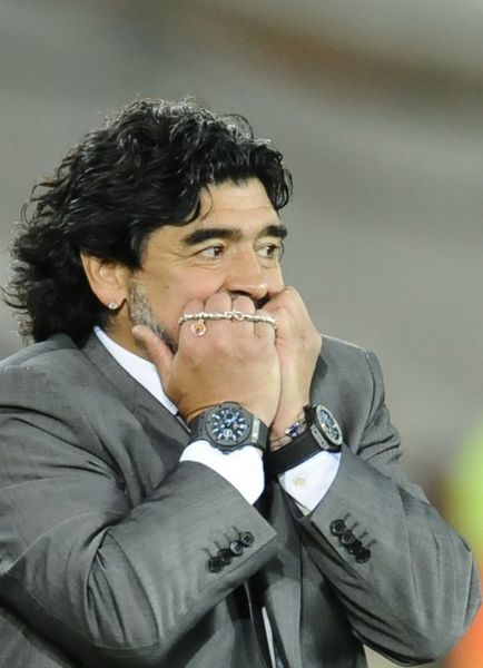 30 Ekim 1997 : 37. doğum gününde futbolu bırakmaya karar verdiğini açıkladı. -