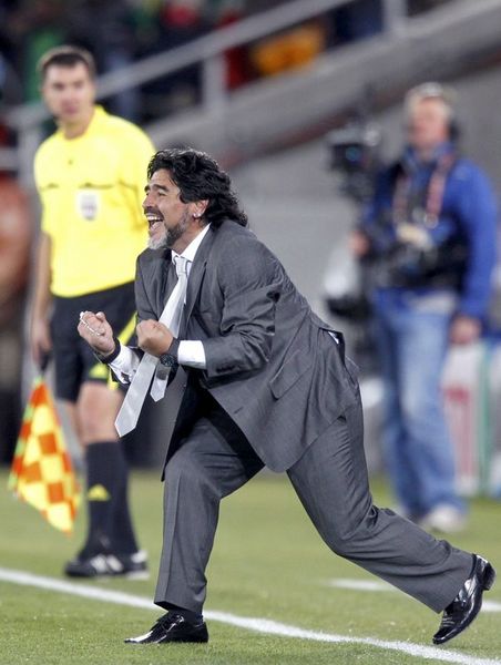 1999 : Hayatı hakkında çekilecek film teklifini değerlendirerek bir İtalyan filmi olan "Tifosi" de oynadı. -