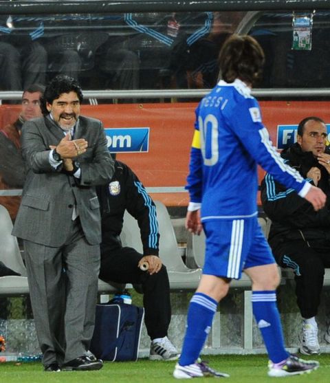 5 Aralık 1970 : Argentinos Juniors'ın "Cebollitas" takımında futbola başladı. -