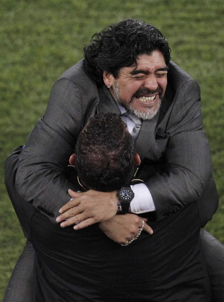 17 Mayıs 1989 : Takımı Napoli ile UEFA Kupası'nı kazanarak takımlar bazında ilk önemli uluslararası başarısını elde etti. -