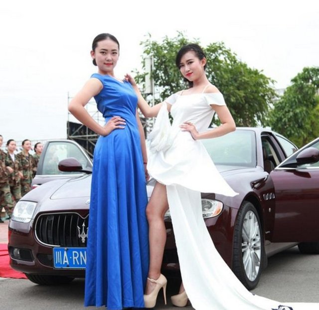 Hostes adayları, bir bir kırmızı halıdan geçerek tören alanına geldi.