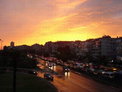 Bakırköy- - Bizanslıların 'Makri Hori' dedikleri semt, 14. yüzyılda Osmanlıların eline geçince 'Makriköy' adını aldı. 1925'te ulusal sınırlar içindeki yabancı kökenli adların değiştirilmesi sırasında Atatürk'ün isteğiyle semt Bakırköy adını aldı.