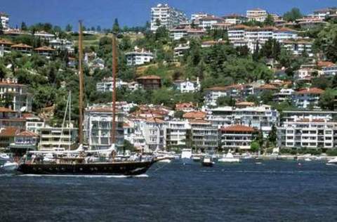 Bebek- - Semtin isminin nereden geldiği konusunda iki rivayet bulunuyor. Bunlardan ilki, Fatih Sultan Mehmet'in bölgeyi koruması için gönderdiği bölükbaşının Bebek lakaplı olması. Diğeri ise padişahın semtteki bahçesinde gezerken yılan görüp korkan şehzadesine bebek demesi ve bundan sonra bahçesinin bebek bahçesi olarak anılması.