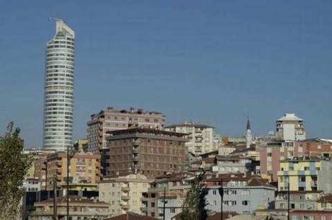 Şişli- - Şiş yapımıyla uğraşan ve Şişçiler diye anılan bir ailenin burada bir konağı olduğu ve 'Şişçilerin Konağı'nın zamanla değişikliğe uğrayarak 'Şişlilerin Konağı' hâline gelmesiyle semtin adının Şişli olarak kaldığı anlatılıyor.