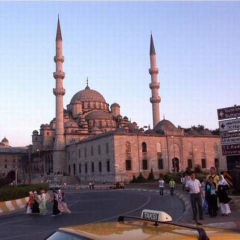 Eminönü- - Osmanlı döneminde çarşıdaki esnafı denetleme yetkisi 'Emin'lere aitti. Semt, adını burada bulunan 'Gümrük Eminliği'nden alıyor.
