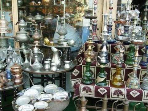 Tahtakale- - Sözlük anlamı 'kale altı' olan Taht-el-kale'nin bozulmasıyla Tahtakale'ye dönüşen semtin, Mercan ya da Beyazıt dolaylarındaki eski sur benzeri yapının aşağı kotunda yer aldığı için bu ismi aldığı tahmin ediliyor.