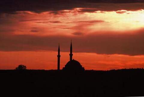 Beyazıt- - Sultan II. Bayazıt'ın buraya kendi ismiyle anılacak bir külliye yaptırmasından sonra semt, Bayazıt olarak anılmaya başladı.