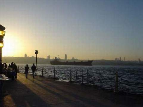 Üsküdar- - Bizans devrinde, Skutari denilen asker kışlaları, şehrin bu yakasında yer aldığı için semt Skutarion diye anılıyordu. Bu isim zamanla Üsküdar'a dönüştü.