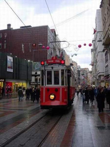 Beyoğlu- - Semtin isminin nerden geldiği konusunda çeşitli rivayetler bulunuyor. Bunlardan ilkine göre, İslamiyet'i kabul edip burada oturmaya başlayan Pontus Prensi'nden adını alıyor semt. Diğerine göreyse, 'Bey Oğlu' diye anılan Venedik Prensi'nin burada oturmasından geliyor semtin adı. Son bir rivayet de, burada oturan Venedik elçisine, yazışmalarda, "Beyoğlu" diye hitap edilmesinden semtin bu adla anıldığını söylüyor.