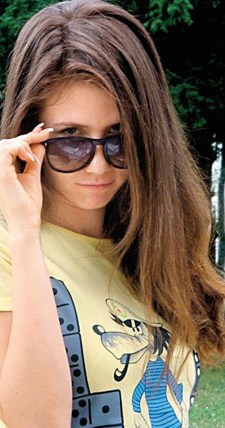 Kızıl saçı ve yeşil gözleriyle dikkat çeken Anna'ya medya Femme Fatale (ölümcül kadın) adını aldı.