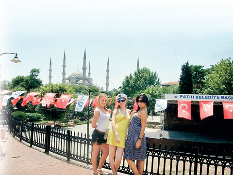 ABD'de Federal Soruşturma Bürosu (FBI) dedektiflerinin gerçekleştirdiği son yılların en büyük casusluk operasyonunda yakalanan Rus ajanlarından Anna Chapman'ın, bir dönem İstanbul'da da bulunduğu ortaya çıktı.