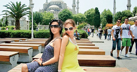 Anna'nın İstanbul'un Ortaköy, Sultanahmet, Boğaziçi gibi dünyaca ünlü birçok mekânında çekilmiş fotoğrafları bulunuyor.