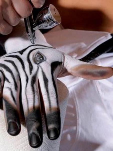 Mesut'un koluna ise özel bir zebra deseni boyandı.