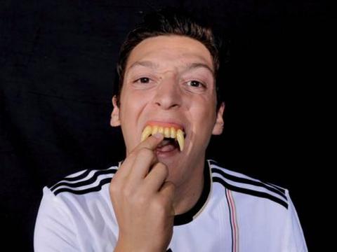 Mesut Özel makyajdan önce aslan dişlerini takıp etrafındakileri kırdı geçirdi.