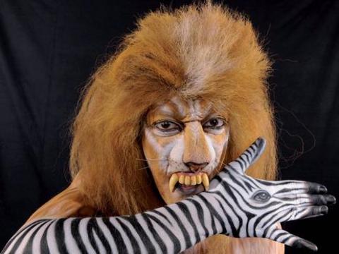 Vücut boyama sanatçısı Jeannette Bremer tarafından yapılan boyama işleminde yıldız oyuncunun yüzü özel bir havlu ile koruma altına alındı.