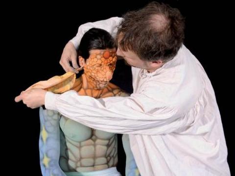 Kedira'nın makyajı ve hazırlanması tam 5 saat sürdü.