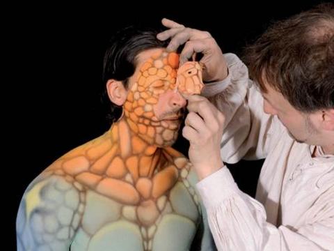 Makyajın en zahmetli kısmı ise her zamanki gibi yüze yapılandı.