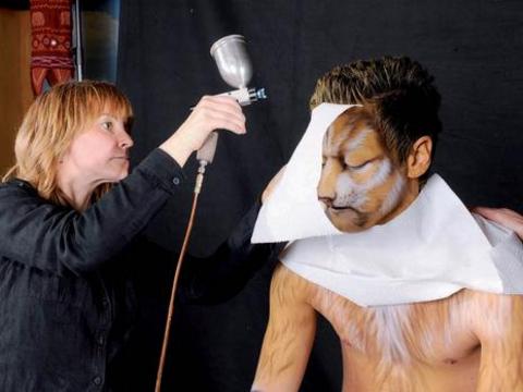 Mesut'un önce makyaj için yüzünün özel bir maskesi çıkartıldı.