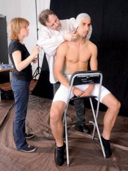 Vucudu önceden kaplandı ve daha sonra boyandı.