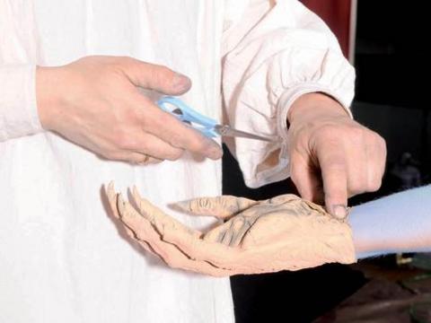 Kedira için hazırlanan eldiven ellerinin ölçüsünde özel olarak hazırlandı.