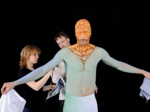 Daha sonra vücudu boyandı.