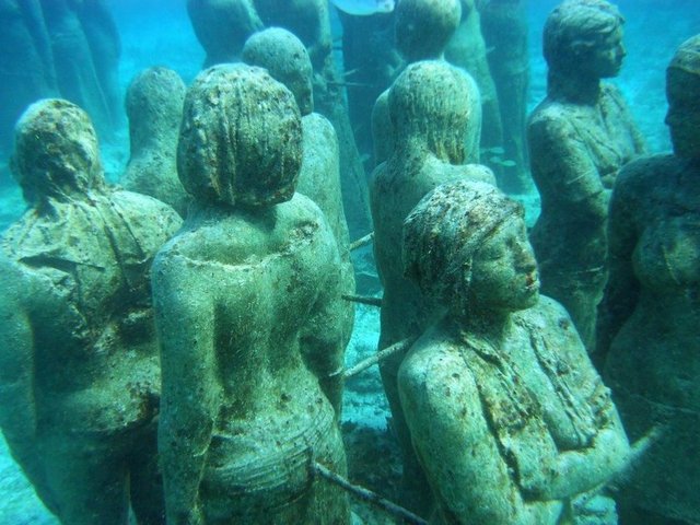 Musha Cay (Bahama Adaları) - Başkent Nassau'nun 137 kilometre güneydoğusundaki 11 ada, ünlü sihirbaz David Copperfield'a ait. 2011'de açılan müzenin derinliği 4 metre. Steinway konser piyanosunun birebir kopyası en gözde eserlerden