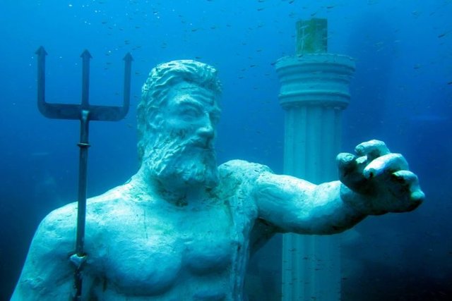 Urla'da, deneysel arkeoloji projeleri kapsamında, Uluburun II, Kybele, Kiklad teknelerinin ve kazılarda çıkan evlerin bire bir kopyaları sergileniyor. Antalya'daki ise Side Limanı'nın 1.5 kilometre açığında, 110 heykelin yer aldığı bir müze...