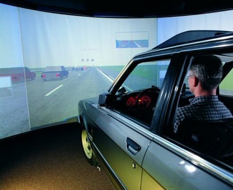 Araç kullanırken oturuş şekliniz: Araç kullanırken koltuğun ayarı, oturuş şekli çok önemli. Yanlış ayar boyun ve bel ağrısına neden oluyor. Direksiyon ve sürücü arasındaki mesafenin doğru ayarlanmış olması gerekiyor. Ağrının oluşmaması için direksiyonun bileği ve kolu zorlamamasına da dikkat.