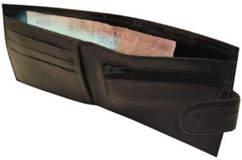 Cüzdan: Ağır birşey taşımadınız ancak belinizde sırtınızda bir ağrı var. Nedeni pantolonunuzun arka cebinde taşımaya alıştığınız cüzdanınız olabilir mi? Kesinlikle. Özellikle içi çok dolu cüzdanlar ciddi ağrılara neden olabiliyor.