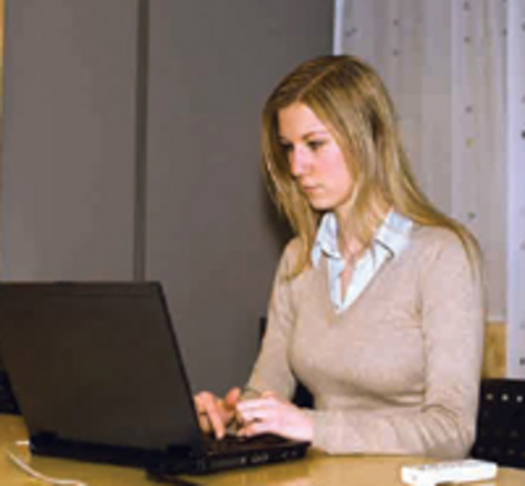 Çalışırken dikkat: Eğer ofiste saatlerce bilgisayar karşısında oturarak çalışıyorsanız koltuğunuz ve oturuş şekliniz ağrının nedeni. Çoğu kişi bilir bunu ancak dikkat etmez. En azından arada bir mola verin ve oturuş şeklinizi değiştirin.