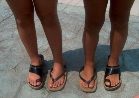 Parmak arası terlik: Uzmanlara göre ayak tabanını desteklemeyen her tür ayakkabı ayakta deformasyona yol açıyor. Özellikle parmak arası terlikler parmaklar, ayak bileği ve dizde ağrı nedeni. Çözümü kolay, ayak tabanını destekleyen ayakkabı ya da terlik giymek.