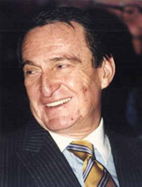 Rahmi Koç:  - Ağız dolusu bir gülüşü var; pozitif enerji veriyor. Dişler zamanla aşınmış ve düzleşmiş; bu onu olgun ve tecrübeli gösteriyor. -