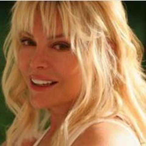 Ajda Pekkan: - Seksi gülüşe örnek. Ön iki dişi büyük, yan keserler küçük, köpek dişleri sivri. Tüm bunlar onu çekici yapıyor. Dişleri Hollywood beyazı. Açık renk dişler onu genç gösteriyor -