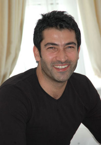 Kenan İmirzalıoğlu:  - Gülünce sevimli oluyor. Dişlerinin arası hafif ayrık. Erkeklerin diş yapısı genelde böyledir. Dişler köşeli, yan keserler kısa, köpek dişleri sivri. İşte size hem seksi hem de genç bir ifade.  -  -