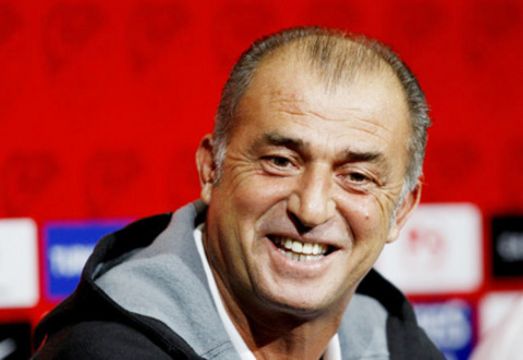 Fatih Terim:  - Karakter yapısını gülüşünden okumak mümkün. Otoriterliğini kare dişleri temsil ediyor. Maç esnasında eşi tribüne geldiği zaman dönüp ona öpücük yollar. Yani romantik ve seksi bir yönü var. Sivri köpek dişleri de bu yönünü simgeliyor.  -  -