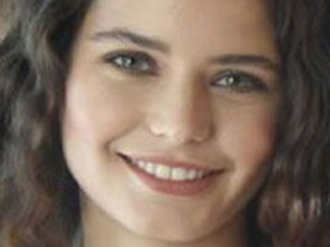 Beren Saat  - Feminen bir gülüşü var. Ön dişlerinin arası açık, yan keserler kısa. Bu onu genç gösteriyor.  -  -