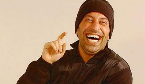 Cem Yılmaz: - Birçok komedyen gibi, onun da güldüğünde diş eti gözüküyor. Bir fark var: Onun sadece arkadaki diş etleri belli. Ön dişleri büyük, köpek dişleri sivri; yani çekici bir ifadesi var. Diş rengi biraz koyu, bu da ona olgunluk veriyor. -