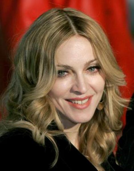 Madonna: - Dişleri daha ziyade erkek formuna yakın, yani köşeli ve araları hafif ayrık. Seksi bir kadın ama gülüşü bu havayı vermiyor. Dişleri köşeli olduğu için seksiden ziyade otoriter ve kararlı bir ifadesi var.  -