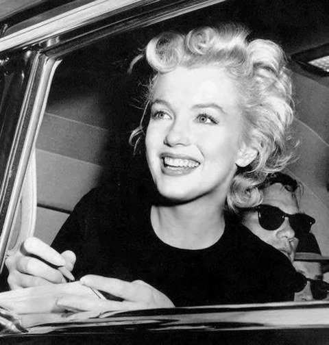 Marilyn Monroe:  - Dişlerinin formu çok kadınsı ama seksi gülüşteki uyum kendisinde yok. Maalesef diş etleri gözüküyor. Bu yüzden gülüşünde şaşkın bir ifade var.  -