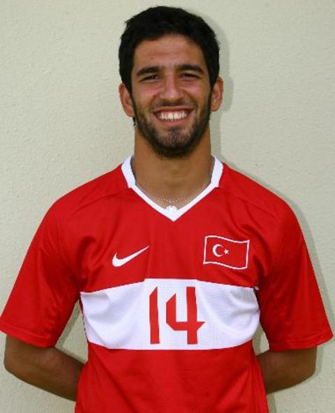 Arda Turan:  - Ön iki dişi büyük ve ayrık, yan keserler küçük. Bu şekilde çok sempatik ve genç gözüküyor. Dikkat edin; Arda koskoca Galatasaray'ın kaptanıdır ama herkes ona küçük çocuk muamelesi yapar. Dişlerinin yapısı nedeniyle istese de yaşlı görünmez. Eminim ileride bu durumdan rahatsız olup olgun gözükmek için ön dişlerini birleştirecek. Ona dişlerini böyle bırakmasını tavsiye ederim. Hem dişinin ayrık kısmından da hava alıyor. Bu ona koşarken avantaj sağlar.  -