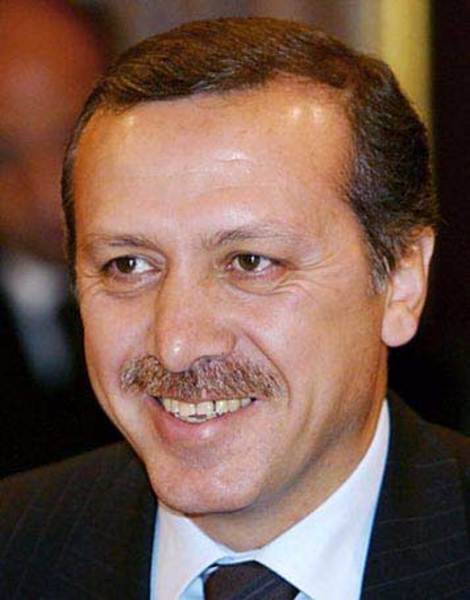 Başbakan Recep Tayyip Erdoğan: - Doğal gülüyor. Kendi dişleri. Ön iki dişi büyük ve kıvrımlı. Bu ona genç ve dinamik bir hava veriyor.  -