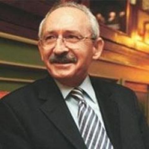 Kemal Kılıçdaroğlu:  - Güldüğünde dişlerinin gözüktüğü fotoğraf çok azdır. Dişleri düz bir çizgide sıralanmış, boyları hemen hemen eşit, kimi yerlerde yıpranmalar var; yani tam bir entelektüel gülüş örneği.  -