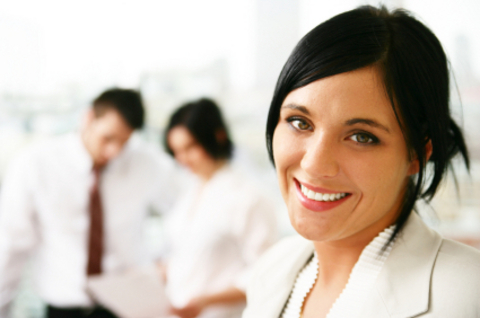 Saat 15.00: İnsanın kendisini en mutlu hissettiği saattir. Bu saatte mutluluk hormonu endorfinin salgılanması en yüksek seviyeye çıkar. Yeni işler için enerji yeniden gelmiştir, belleğimiz tam yerindedir. İkinci en verimlilik dönemi yaşanır ama bu verimlilik oranı sabahkinden daha düşüktür. -