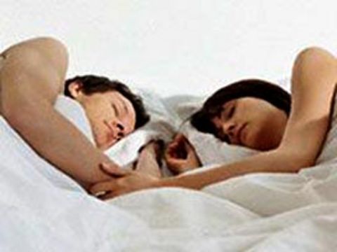 Saat 23.00: Uyku için en ideal saattir. Stres hormonu salınımı oldukça azalmış, vücut gevşemeye başlamış, rahatlama ve sakinleşme hali oluşmuştur. Tansiyonumuz ve vücut ısımız düşmüştür. Uykuya daldığımızda 10 dakika sonra kalp atışı ve beynimizin aktiviteleri yavaşlar. Kişi 25 dakika sonra derin uykuya geçer.