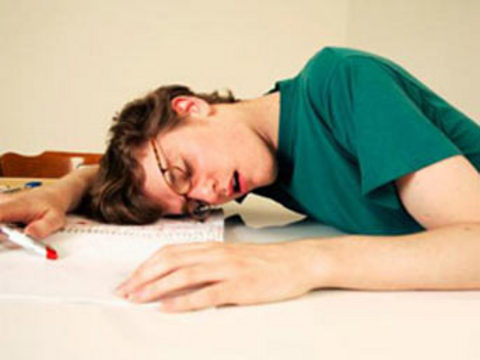 Saat 18.00: Vücutta yorgunluk başlar ve vücut akşam yemeğine kendini hazırlamaya başlar. Kaslarımız güçsüzleşmeye başlar ve midenin en fazla asit salgıladığı saatlerdir. Pankreas bu saatte oldukça aktiftir. Akşam yemeğine başlamak için ideal bir zamandır.