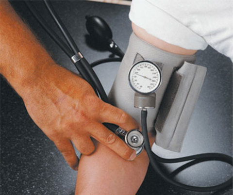 Saat 08.00: Nabız ve tansiyon yükselmeye başlamıştır. Uyurken yaklaşık 60 olan kalp atım sayımız uyandığımızda sağlıklı bireylerde yaklaşık 72-78 atış arasına çıkar. Çalışmamız için gerekli olan bu kalp artışı kalp krizi riskini de artırabilir. Kahvaltı sonrası içilen sigaralara da çok dikkat edilmesi gereken bir saattir çünkü damarlar her zamankinden daha fazla daralmaktadır.