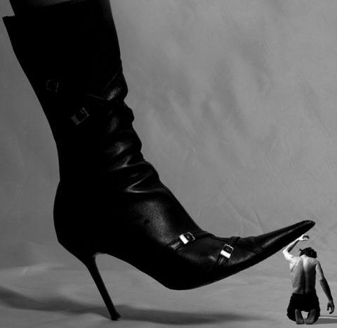 Köle erkek: Kadınlar bir erkeğin kendisine yalvardığını ve ona hükmettiğini hayal eder. Bu tür fanteziler genellikle malsefe gerçekte böyle olmayan kadınların hayalidir.