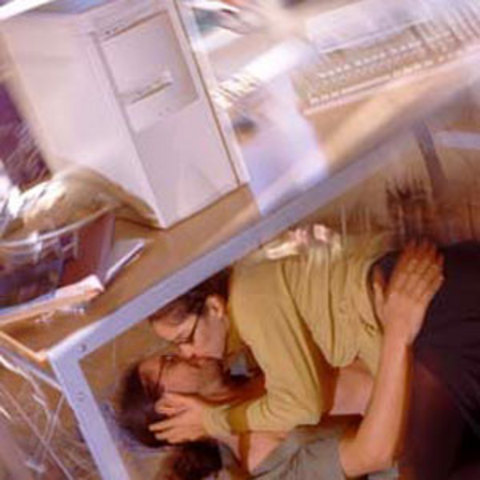 Kadınların 10 fantezisiYabancıyla aşk: Pek çok kadın, gizemli bir yabancıyla karşılaşmanın, tutkulu bir aşk yaşamanın hayalini kuruyor. -