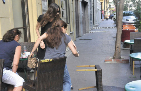 30 yaşına giren Akay, gazeteci leri fark edince büyük panik yaşadı. Görüntü vermemek için - oturduğu sandalyeyi deviren Akay, eli ayağına dolaşınca "Sanırım biraz paslanmışım" demekten kendini alamadı